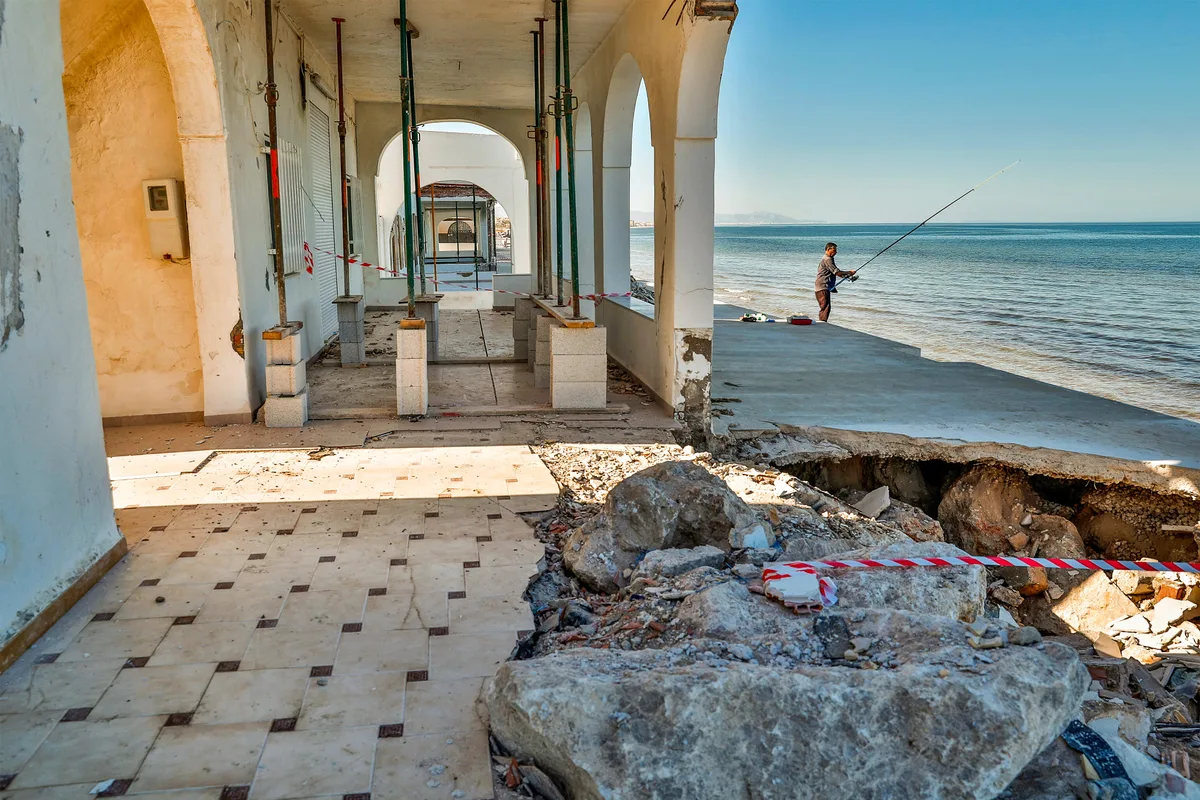 El Constitucional mantiene suspendida parte de la ley de costas valenciana que intenta frenar los derribos de las casitas del litoral