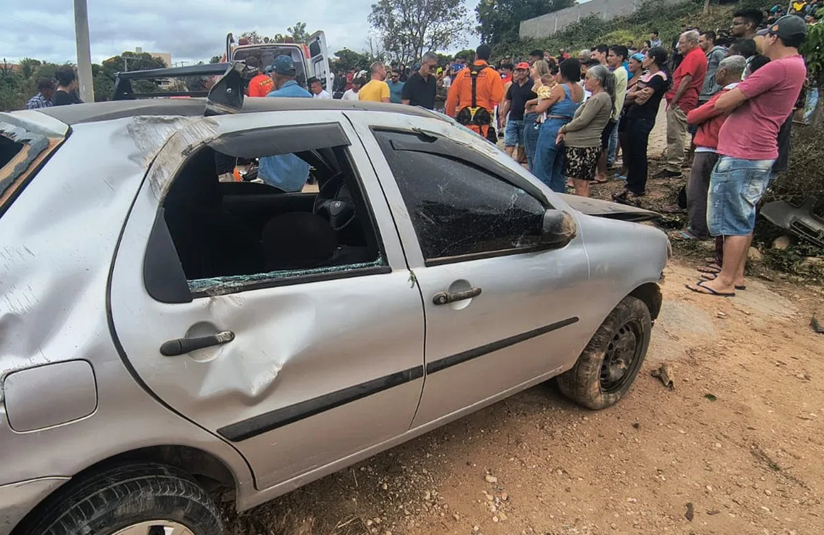 Carro desgovernado atinge e mata duas crianças e um homem em MG