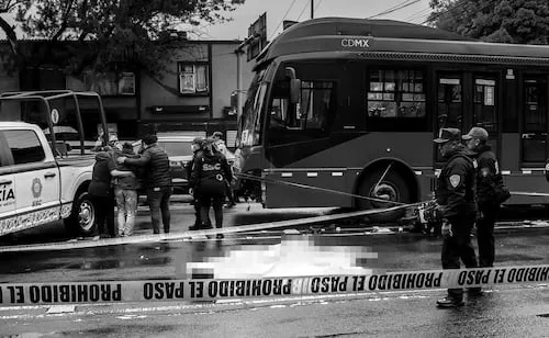 Muere motociclista tras choque con unidad del Metrobús en Gustavo A. Madero; su acompañante resultó lesionado
