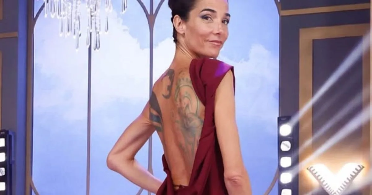 Juana Viale deslumbra con el vestido bordó de Evangelina Bomparola en su almuerzo dominical