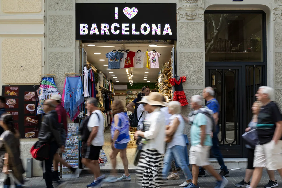 Barcelona quiere comprar locales del centro con la tasa turística para preservar el comercio de proximidad