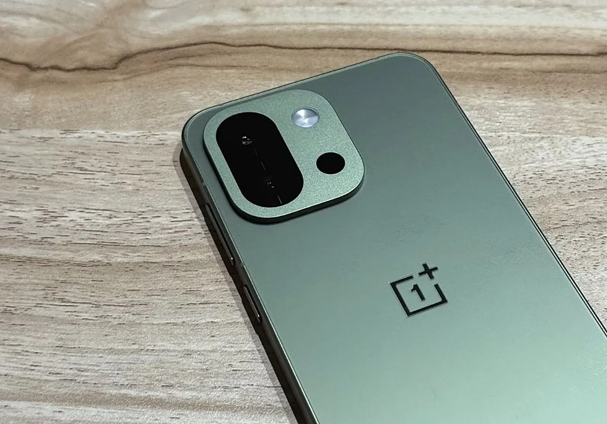 Así es el OnePlus 13s rebajado al mínimo de 6,3 pulgadas que cabe en el bolsillo del pantalón