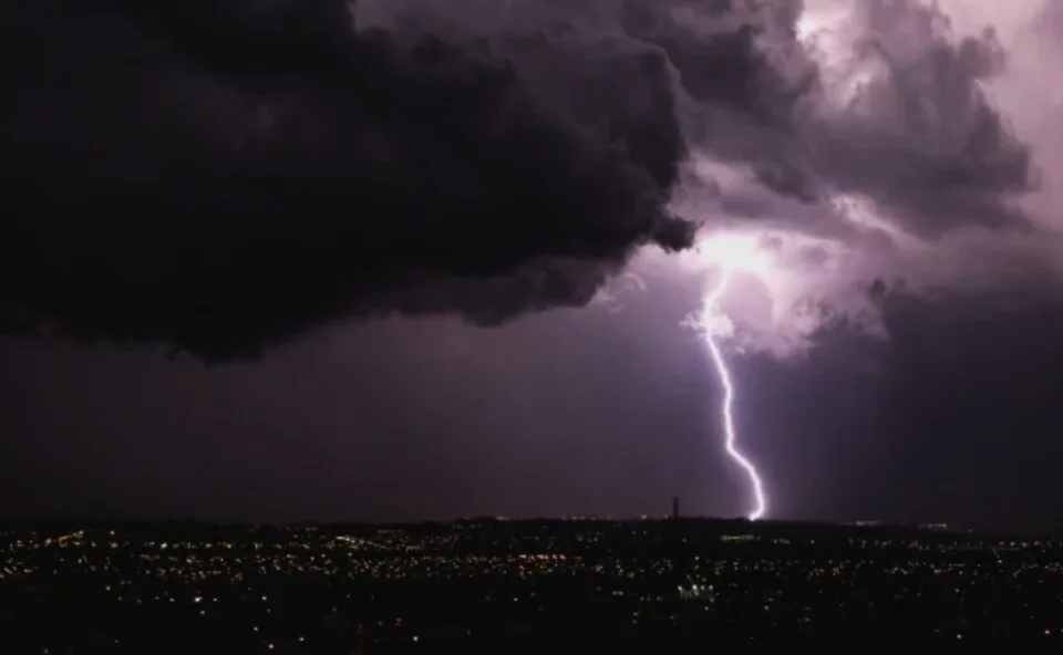 Tempestades e estragos! Paraná registra mais de 15 mil raios em apenas 18 horas; veja as cidades mais atingidas