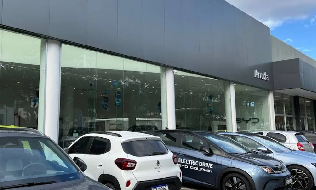 Idosa atropela cliente durante teste-drive em concessionária em Recife