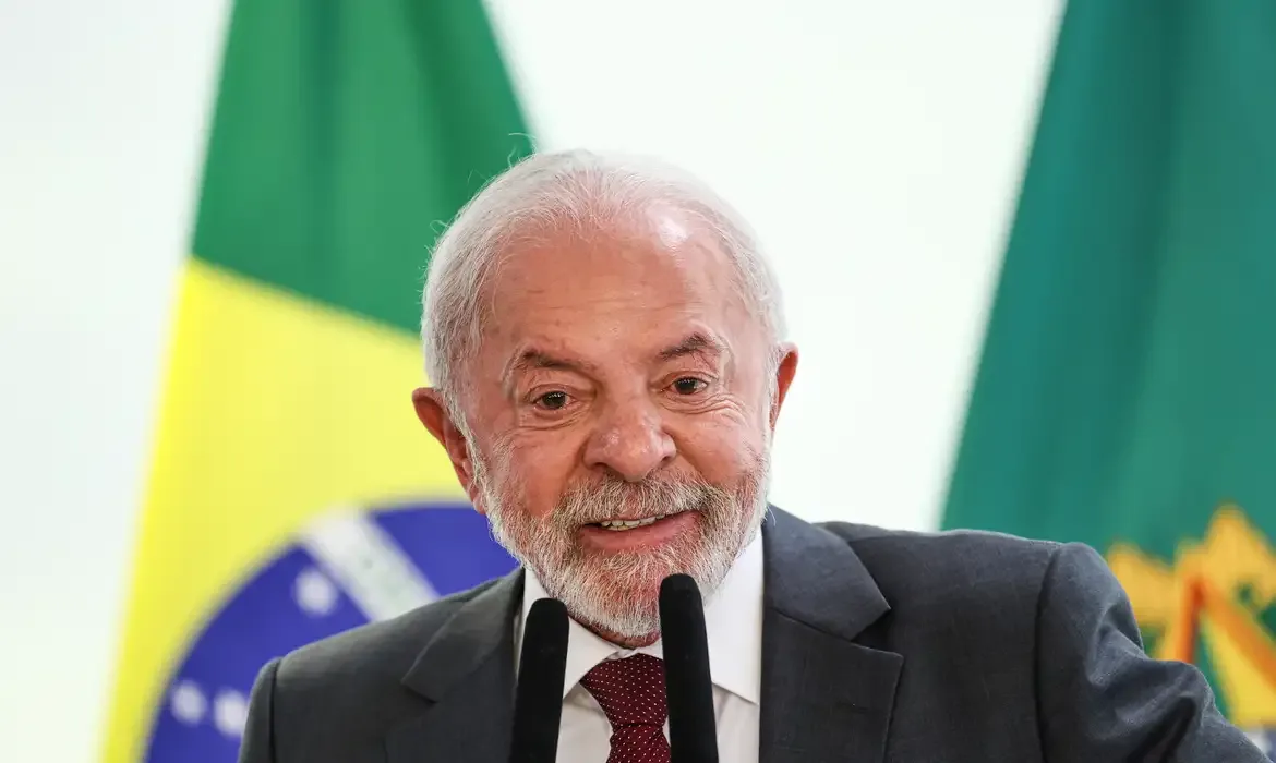 Lula ironiza mudança no voto de Flávio sobre fim da escala 6x1