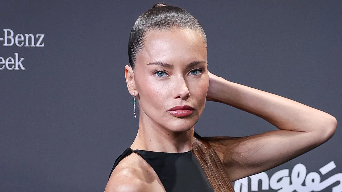 Adriana Lima, espectacular a los 45 años en Madrid con la coleta que sienta bien a cualquier edad