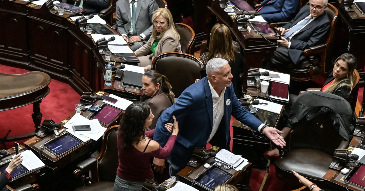 Escándalo en Diputados: Pietragalla denunció la presencia de un militar admirador de Videla, pero LLA lo acusó de mentir para levantar la sesión
