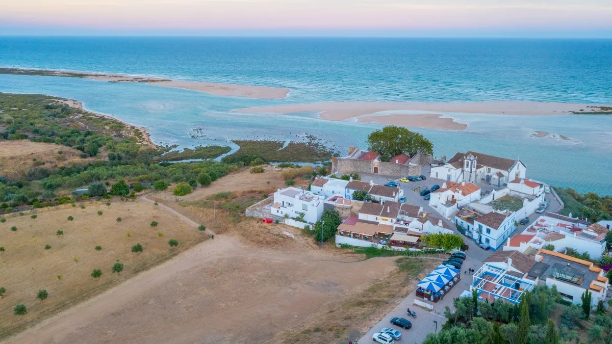 El pequeño refugio portugués que es uno de los secretos mejor guardados del Algarve: coquetas casitas de postal, ambiente relajado, playas de ensueño