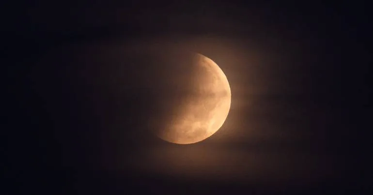 Do Brasil à Hungria, as imagens do eclipse lunar parcial