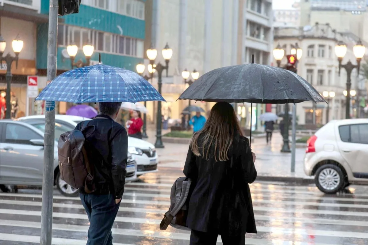Paraná terá virada no tempo com frio de 5°C e risco de tempestades; veja quando