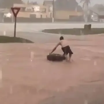 Chuva alaga ruas no interior e homem aproveita enxurrada para fazer “boia-cross”