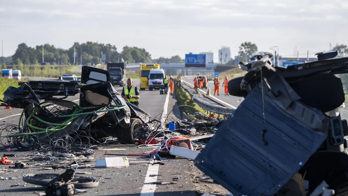 Un autocar con escolares alemanes vuelca en Países Bajos tras chocar con una furgoneta: hay ocho ingresados