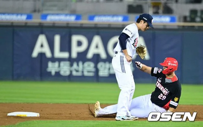 [사진]상대 허 찌른 KIA 변우혁 2루 도루