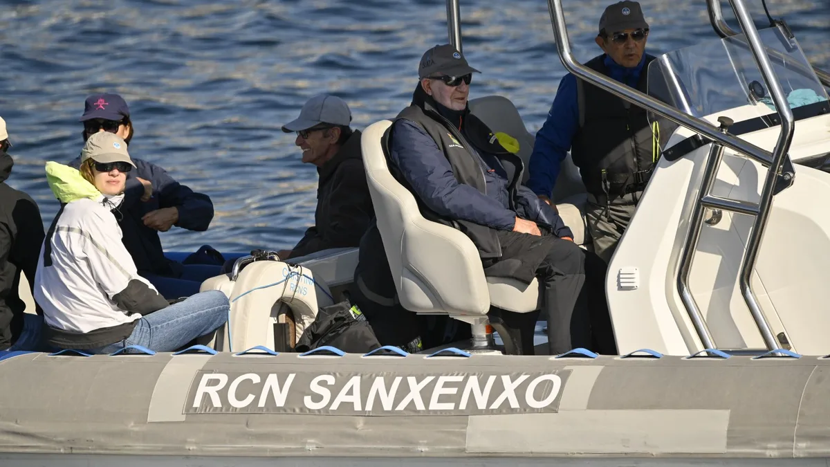Irene Urdangarin, casi de incógnito, la inesperada protagonista de la última visita de su abuelo el rey Juan Carlos a Sanxenxo