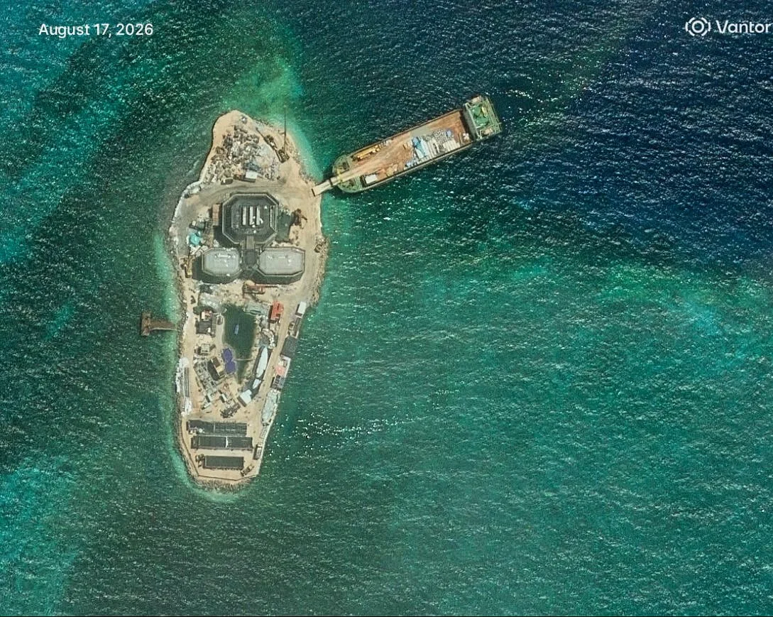 China acelera la ocupación del mar Meridional: fotos satelitales revelan nuevas instalaciones en un islote artificial