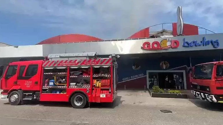 Incêndio deflagra no Bowling de Leiria e mobiliza dezenas de operacionais