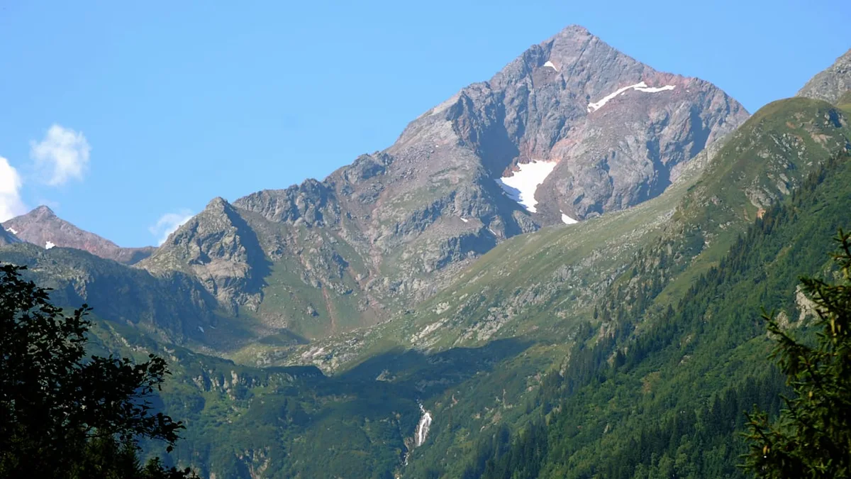 Ein Schritt – und plötzlich nur noch Luft - Bergsteiger (31) überlebt 100-Meter-Sturz in Tirol