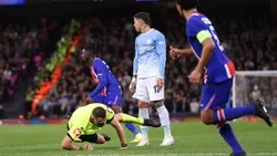 VÍDEO: Enzo Fernández «atropela» árbitro durante jogo com o PSG
