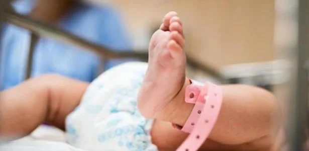 Bebê sofre fratura no crânio e testa positivo para maconha e cocaína