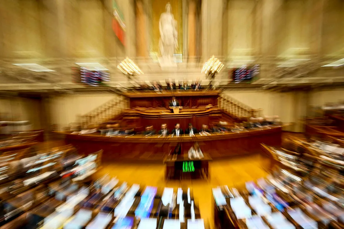 Assembleia da República aprova CPI aos exames nacionais e decreto sobre bandeiras vetado por Seguro