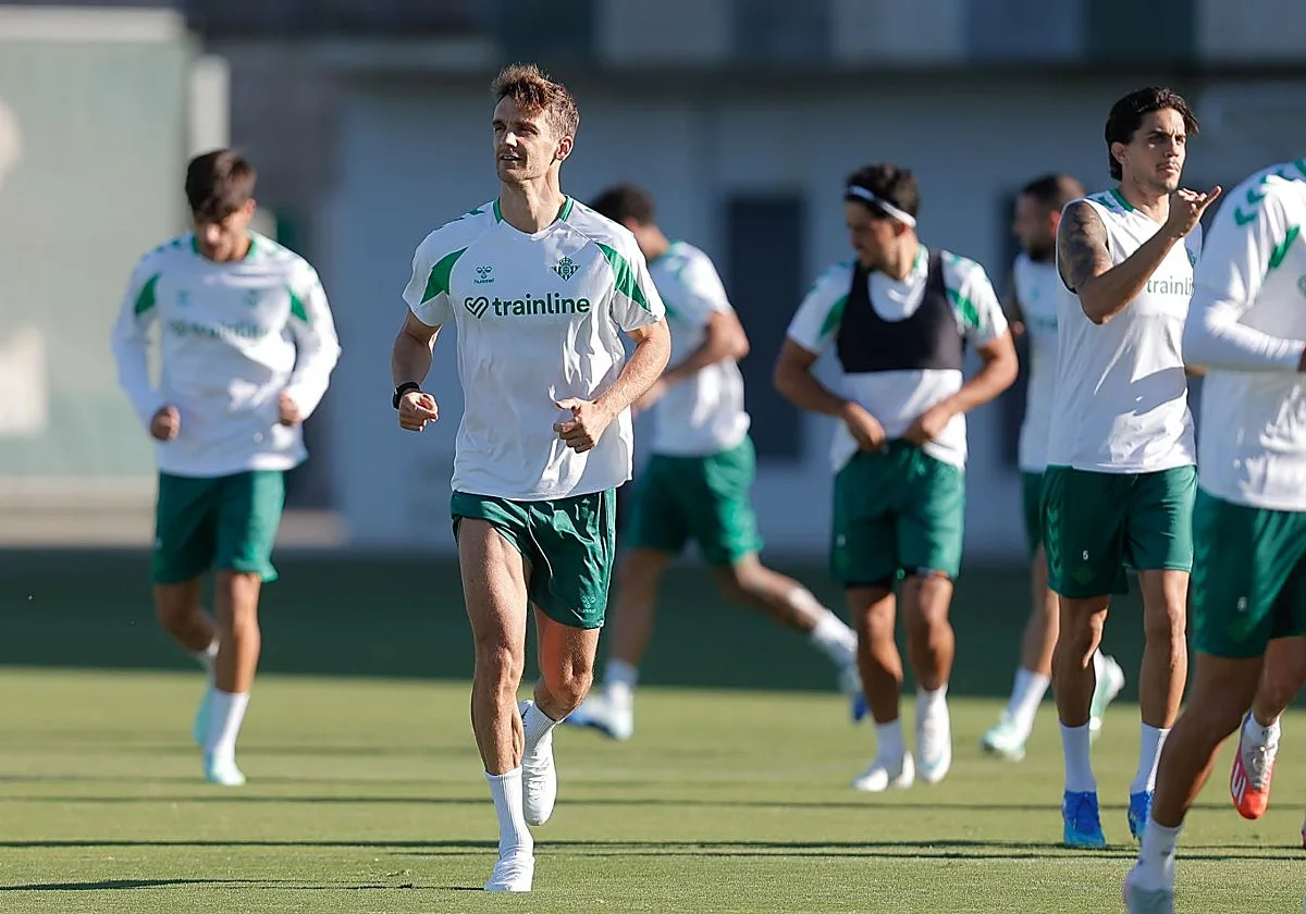 Diego Llorente regresa a la convocatoria y Pellegrini no cita a ningún canterano por Junior