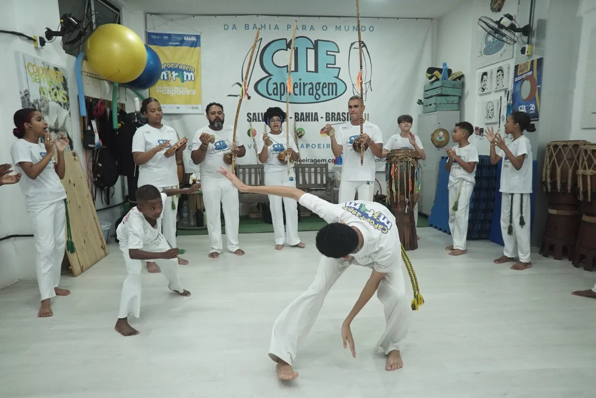 Escola de capoeira contemporânea leva tradição da Bahia para o mundo