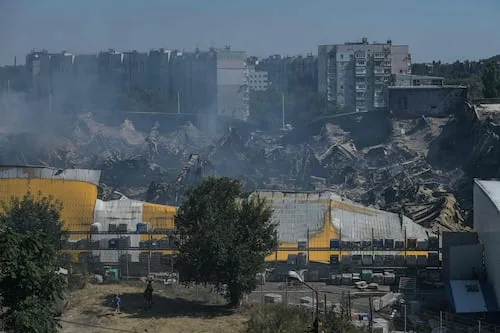 Ucrania lanza uno de sus mayores ataques aéreos de la guerra; mata al menos a 6 personas en Rusia