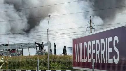 Deux morts dans la chute d'un drone en Russie, un immense entrepôt de Wildberries ravagé par un incendie