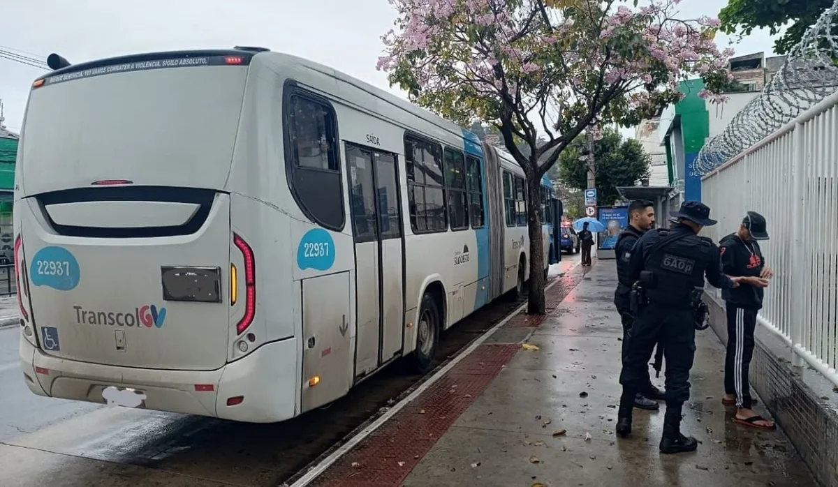 Pinos de crack e dinheiro são encontrados em pacote de salgadinho em Vitória