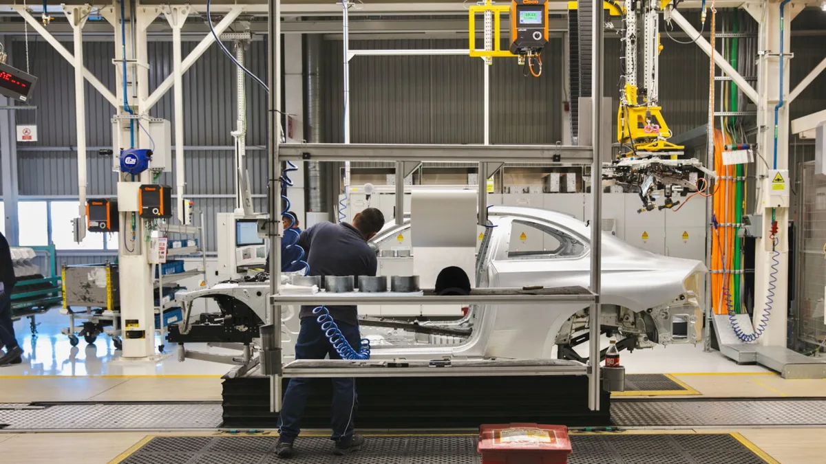 Arancel cero para ensamblar autos se limita a 11 fabricantes, señala la Secretaría de Economía