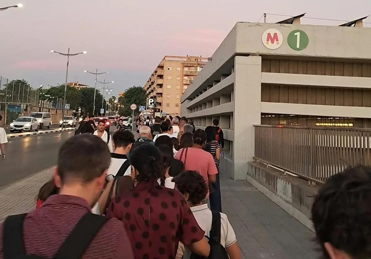 La falta de trenes colapsa cada mañana el metro en el Aljarafe