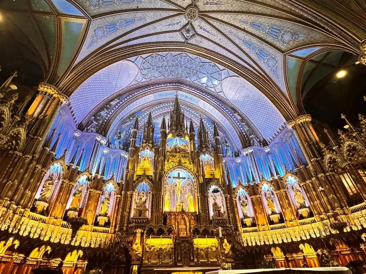 Fé, luz e história: A surpreendente rota de turismo religioso e imersivo no Canadá