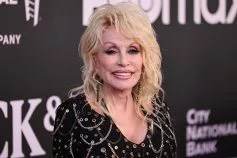 Kacey Musgraves Pays Tribute to Dolly Parton With ‘Rainbow’ & ‘Here You Come Again’ Live in Boston