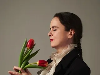 « L’adolescence du perroquet » d’Amélie Nothomb : extrait exclusif de son roman de la rentrée