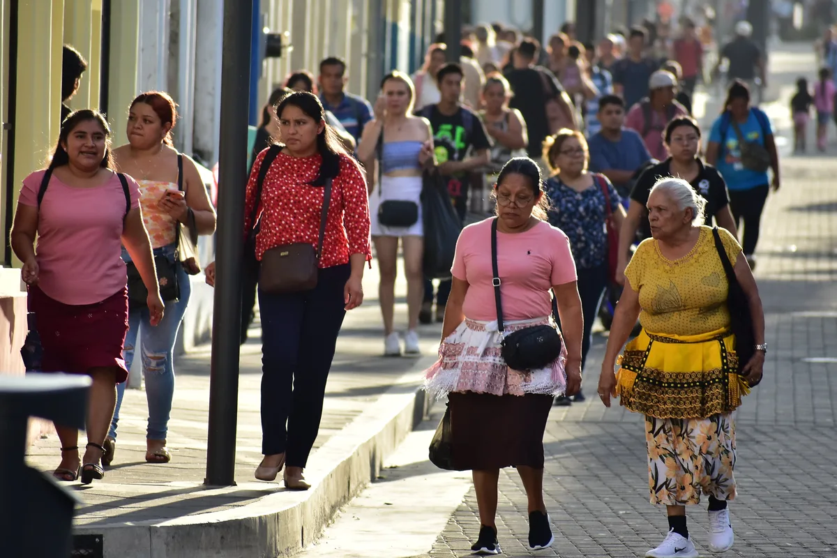 Las personas mayores de 50 años intervienen en ocho de cada diez compras de vivienda en El Salvador