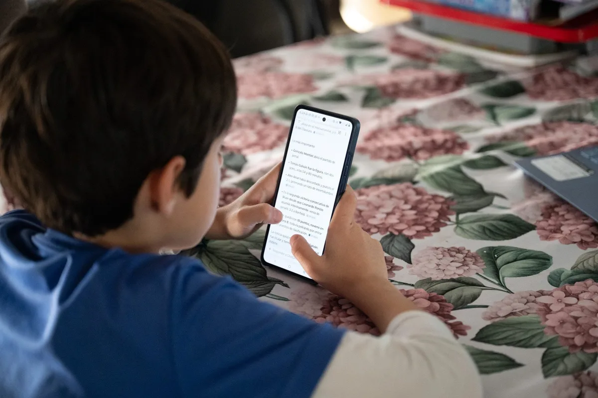 Para bajar la dependencia a los celulares, Singapur le paga a sus ciudadanos por leer libros