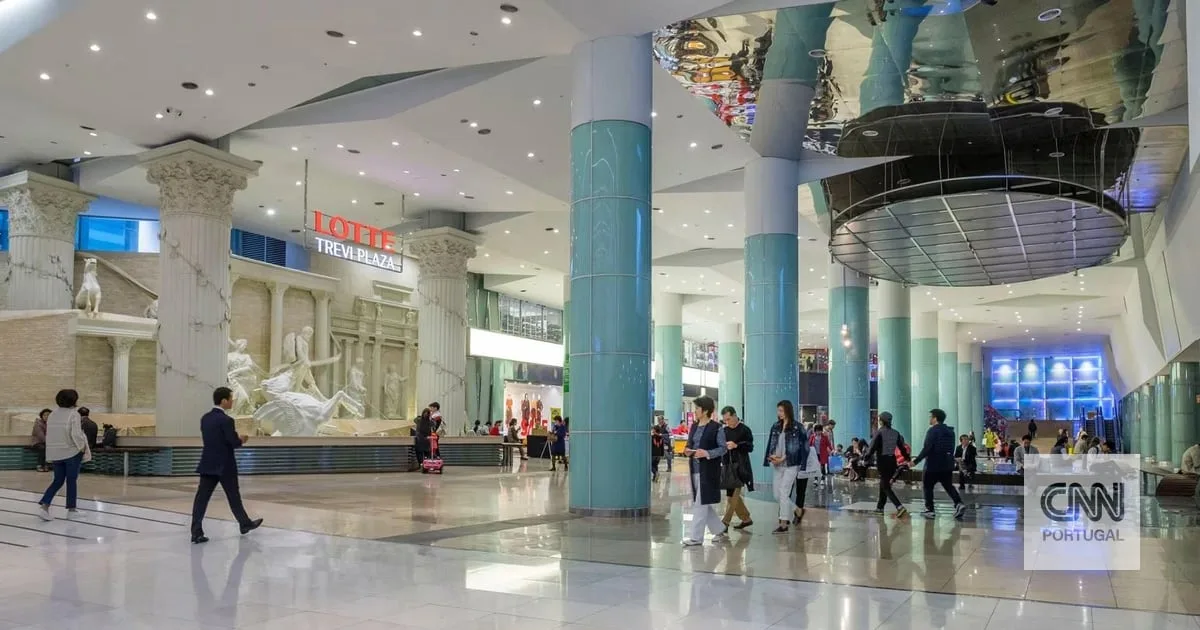 Andar nu no maior armazém comercial do mundo