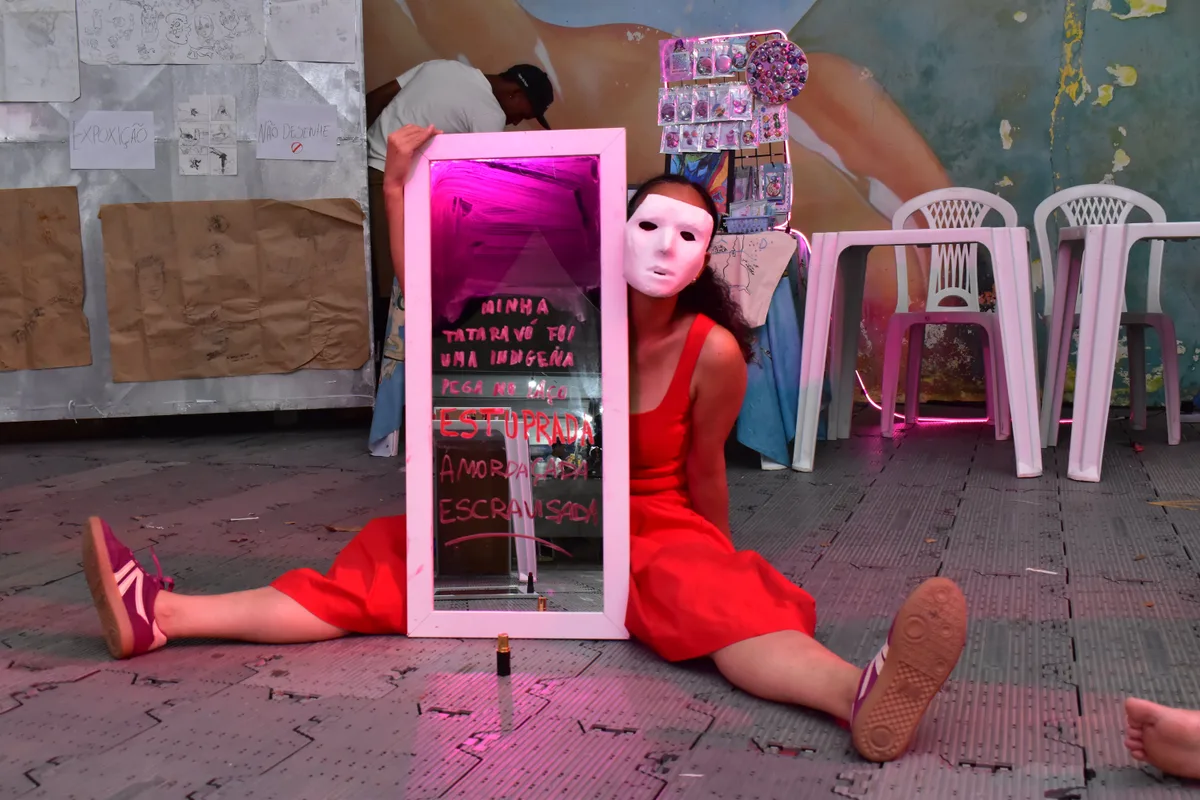 Performance usa espelhos para abordar violência contra mulheres no Mormaço Cultural