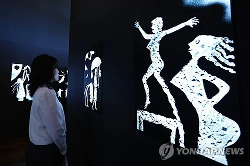 사진에 드로잉·동물 뒤섞어 인간 내면 탐구…로저 발렌 개인전