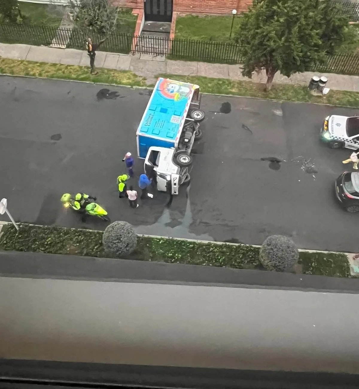 Furgón que transportaba mascotas chocó con una ruta escolar en el norte de Bogotá: al menos una docena de perros habrían sido afectados
