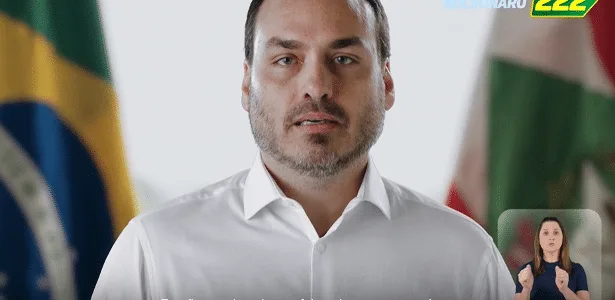 Após ignorar SC, Carlos aparece com bandeira e diz ter renascido no estado