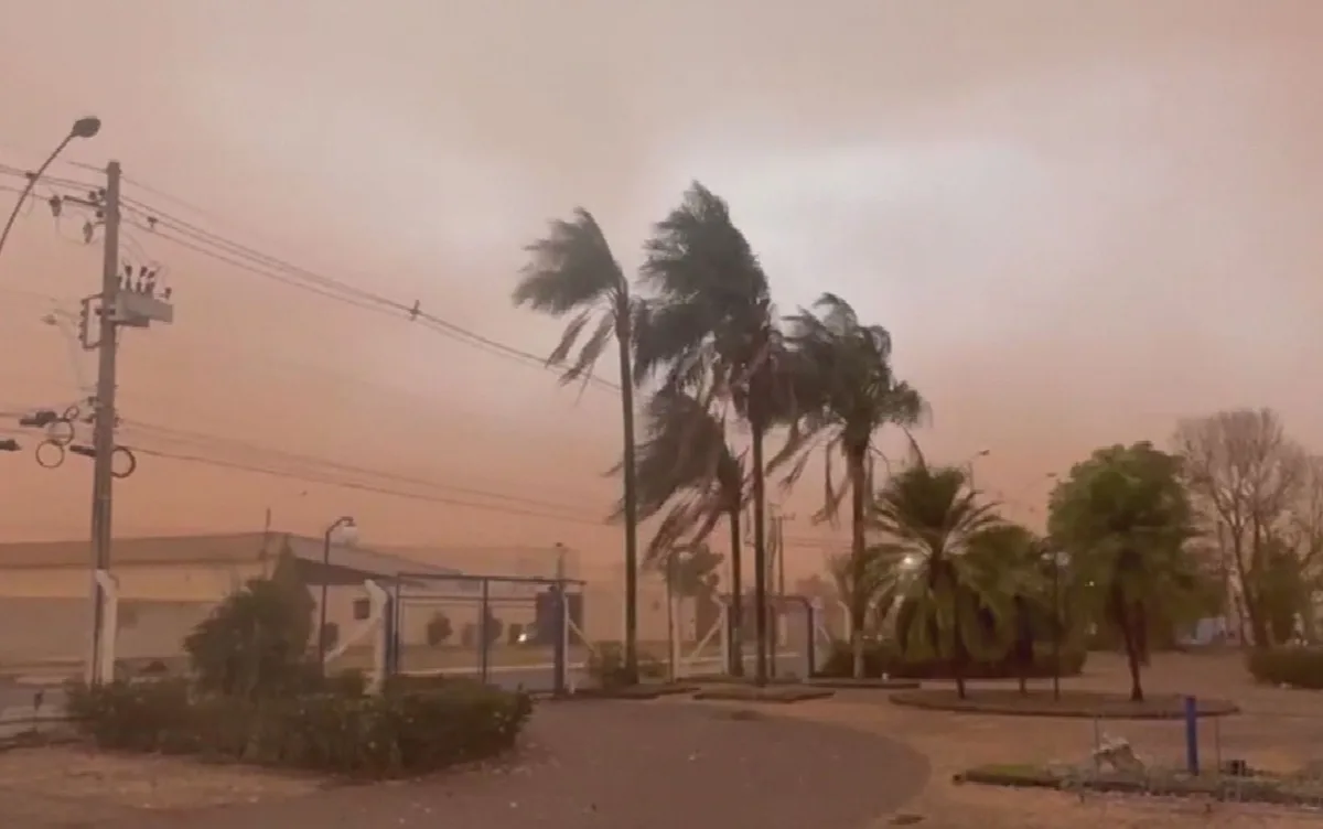 Céu laranja, nuvem de poeira e chuva surpreendem moradores em cidades de Goiás; vídeo