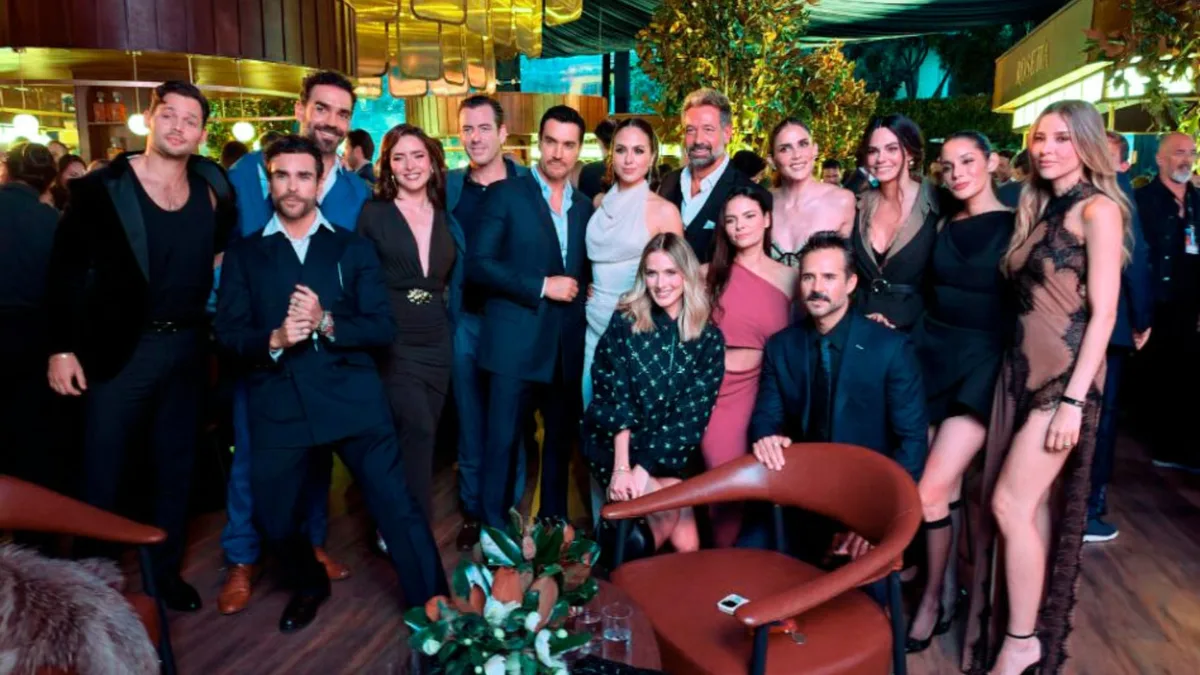 Suéter liso y reloj discreto: así fue captado Emilio Azcárraga en la exclusiva fiesta de Televisa que es criticada