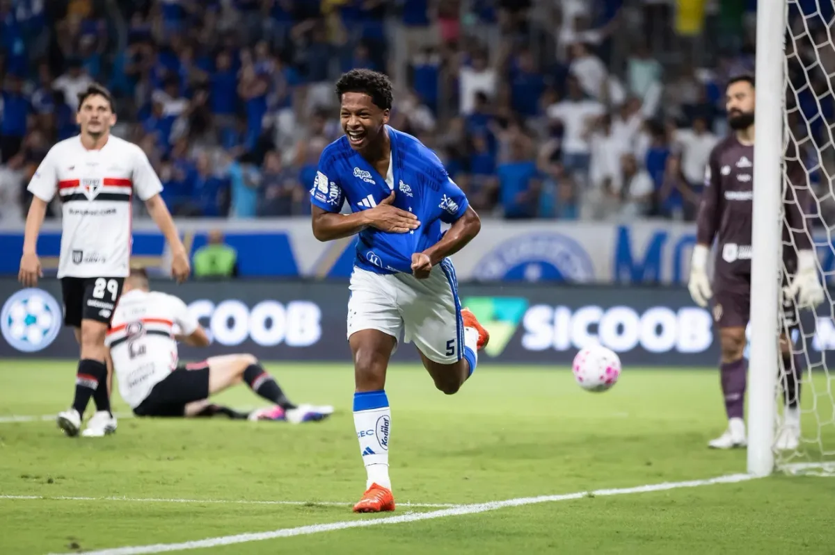 Cruzeiro vence São Paulo e dorme no G4 do Brasileirão