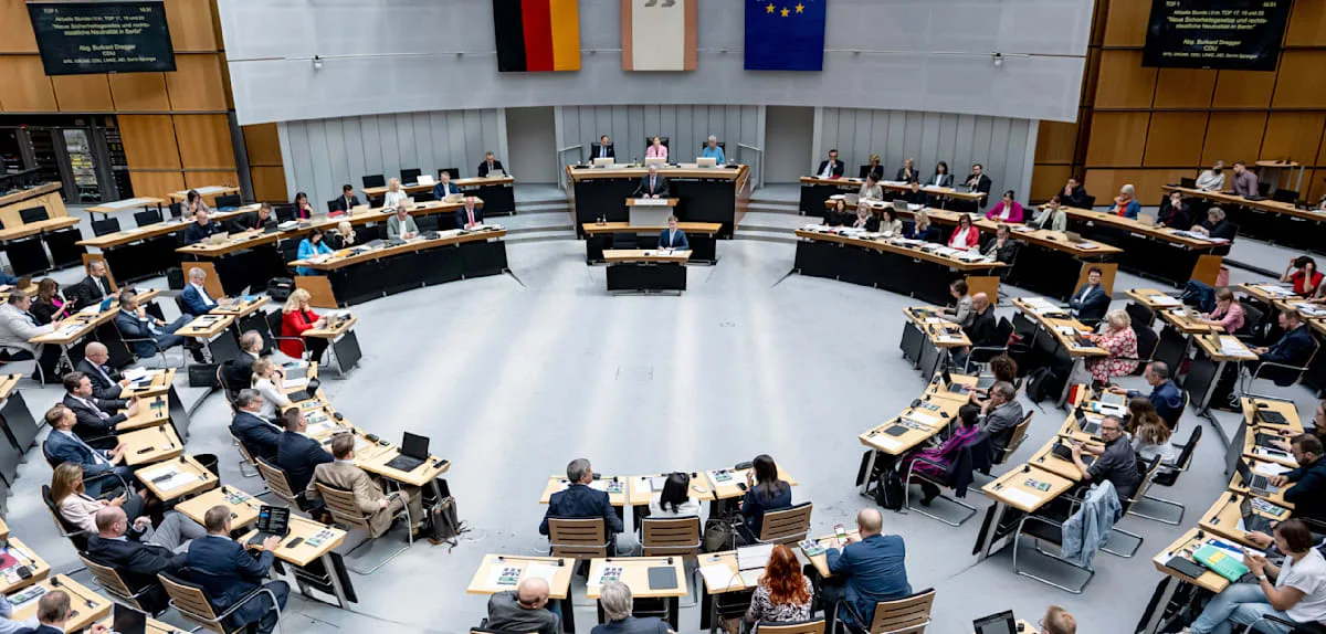 „Hilfe, Hilfe, da will einer rein!“ – Flüchtling stürmt an Wachleuten vorbei ins Parlament