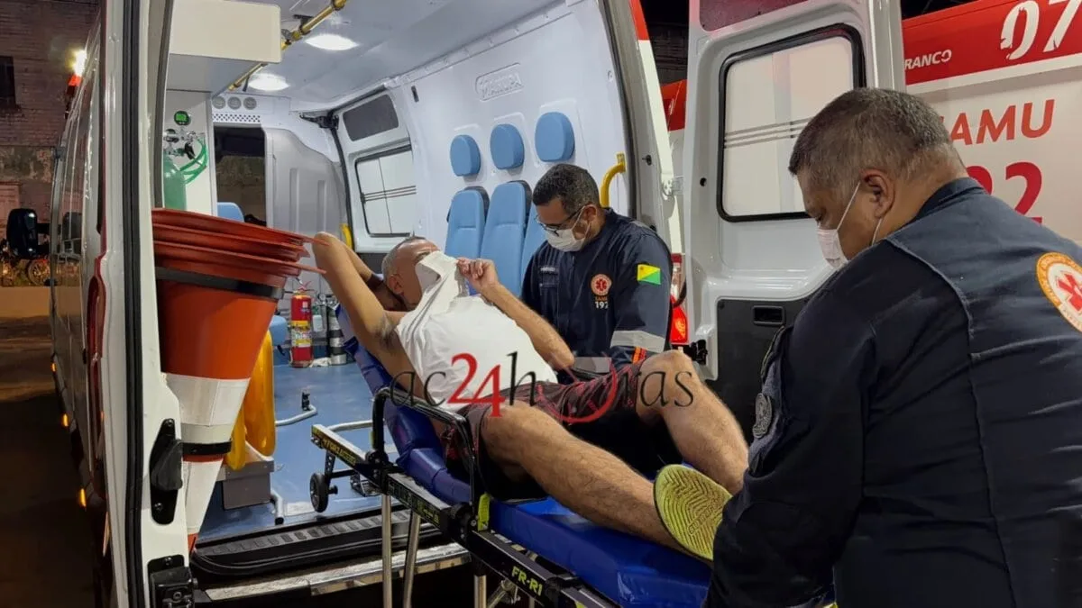 Homem é esfaqueado no peito enquanto bebia com amigos em Rio Branco