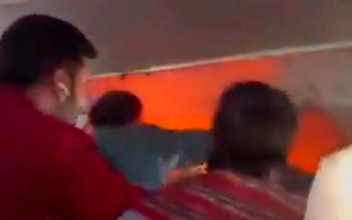 В самолете IndiGo в полете загорелся открытым пламенем пауэрбанк. Видео