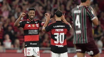 Flamengo, de Leonardo Jardim, vence e mantém Palmeiras, de Abel Ferreira, a um ponto