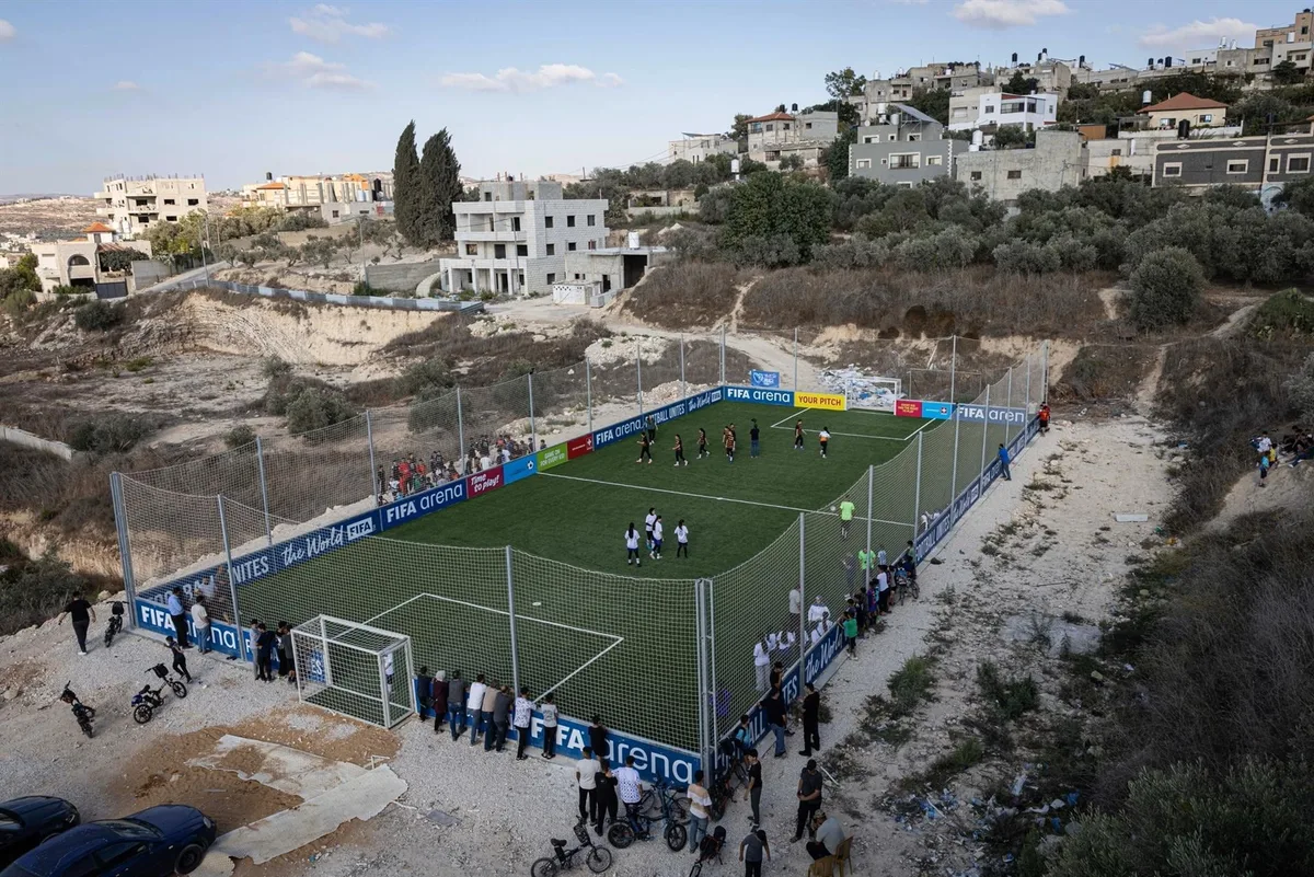 FIFA inaugura dos mini campos en Cisjordania para abrir "un espacio muy necesario" a los niños de la zona