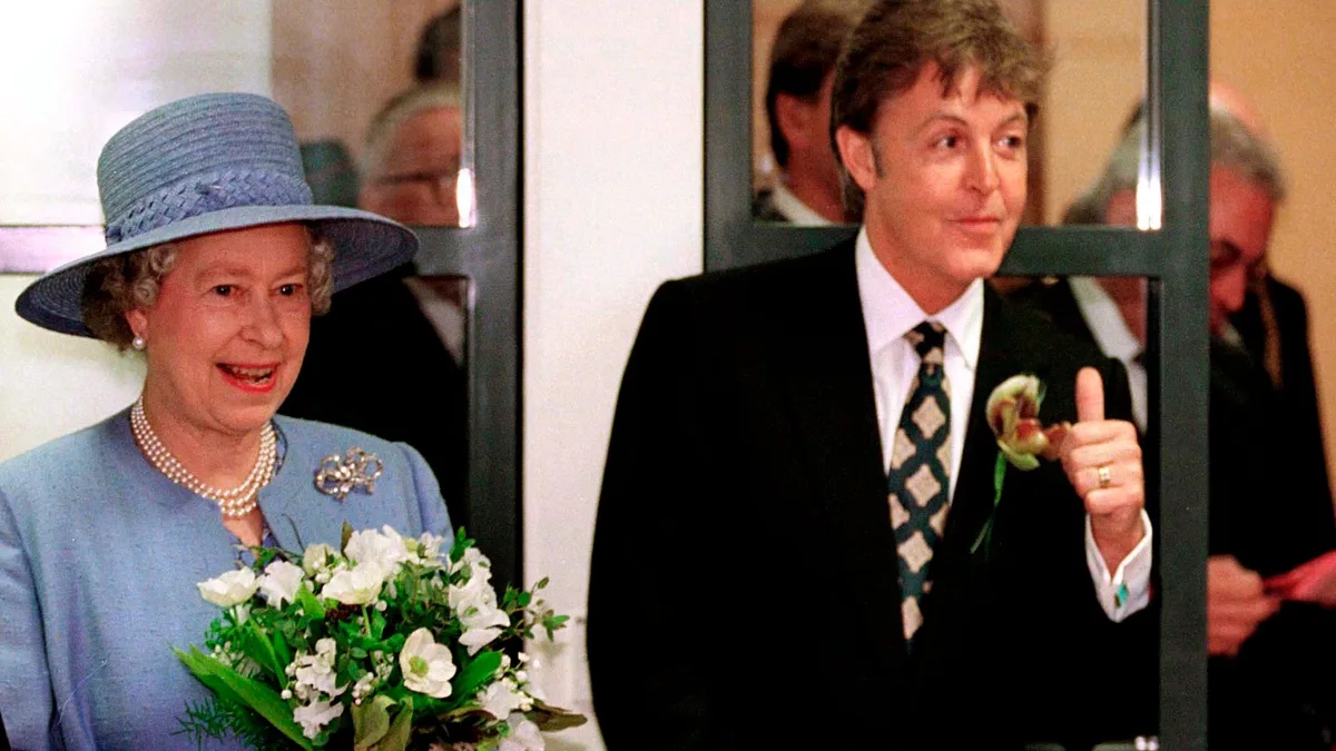 Paul McCartney, de 84 años, revela el amor secreto que la reina Isabel II sentía por él